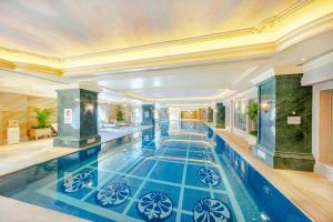 Bazén v ubytování Legendale Hotel Beijing nebo v jeho okolí