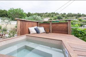 Bazén v ubytování Alt Niolon Maison, piscine vue mer et Marseille nebo v jeho okolí