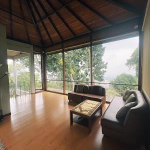 Гостиная зона в Wira garden vila city view & big garden for bbq and relax in Bandung strategic area