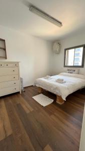 Postel nebo postele na pokoji v ubytování Gorgeous 3br, by the beach, sea view + 94 fotografií
