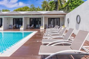 Bazén v ubytování Hakuna Maldives nebo v jeho okolí