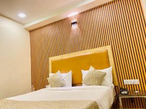 Postel nebo postele na pokoji v ubytování Hotel Alexa - Satellite Prahladnagar, Ahmedabad