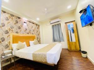 Postel nebo postele na pokoji v ubytování Hotel Alexa - Satellite Prahladnagar, Ahmedabad
