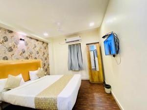 Postel nebo postele na pokoji v ubytování Hotel Alexa - Satellite Prahladnagar, Ahmedabad