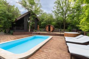 Bazén v ubytování Tree House Relax Park nebo v jeho okolí