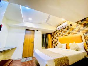 Postel nebo postele na pokoji v ubytování Hotel Alexa - Satellite Prahladnagar, Ahmedabad