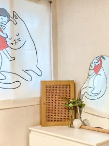 a shelf with a picture of a cat on the wall at Sodam Haengoong in Suwon