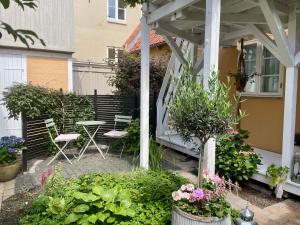a porch with a table and chairs and flowers at Faaborg Bed and Breakfast in Faaborg