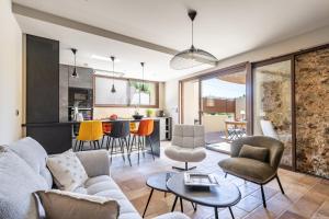 a living room with a couch and chairs at KM2 in Bédoin