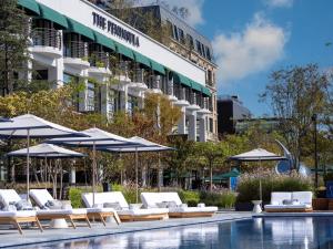 A piscina localizada em The Peninsula Istanbul ou nos arredores