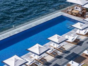 A piscina localizada em The Peninsula Istanbul ou nos arredores