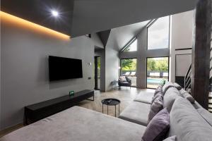 TV a/nebo společenská místnost v ubytování Tree House Relax Park