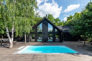 Bazén v ubytování Tree House Relax Park nebo v jeho okolí