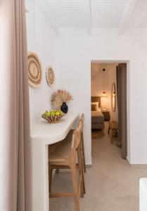 Postel nebo postele na pokoji v ubytování Kanelis Studios & Suites