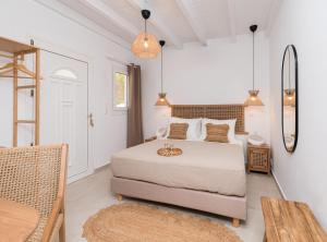 Postel nebo postele na pokoji v ubytování Kanelis Studios & Suites