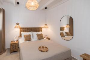 Postel nebo postele na pokoji v ubytování Kanelis Studios & Suites