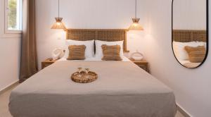 Postel nebo postele na pokoji v ubytování Kanelis Studios & Suites