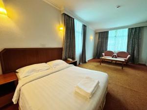 Postel nebo postele na pokoji v ubytování Grand Topaz Hotel
