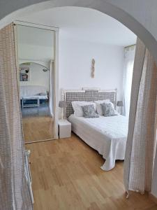 een slaapkamer met een bed en een grote spiegel bij JUAN LES PINS Charming in Juan-les-Pins