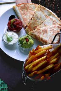 Makanan di atau berdekatan apartmen