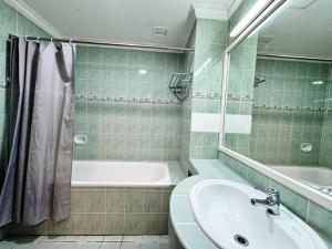 Koupelna v ubytování Grand Topaz Hotel