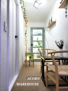 Una habitación con una mesa y sillas y una ventana. en 도토리 창꼬, en Seúl