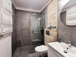 łazienka z toaletą, prysznicem i umywalką w obiekcie Apartament nad morzem FABIO Kołobrzeg w Kołobrzegu