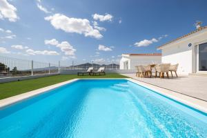 Πισίνα στο ή κοντά στο Atalaya House Private Pool Blue by AORA STAY