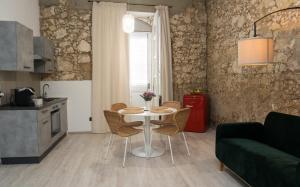 Kuchyň nebo kuchyňský kout v ubytování Four Rooms