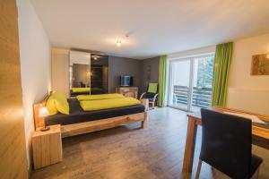 a bedroom with a bed with yellow sheets and a window at Residence Martell Mountains in Martello