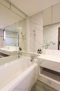 Bilik mandi di Da Xiang Villa with Private Pool in Chiang Mai