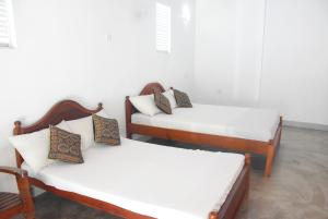 Letto o letti in una camera di Insa Guest House Kandy