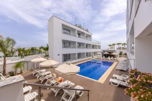 un hôtel avec piscine et chaises longues dans l'établissement Milea Hotel, à Ayia Napa