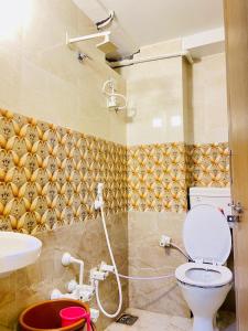 Koupelna v ubytování Hotel Alexa - Satellite Prahladnagar, Ahmedabad + 26 fotografií