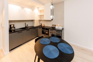 Η κουζίνα ή μικρή κουζίνα στο NZ REZYDENCJA NIECHORZE Apartament z ogródkiem przy plaży