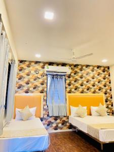 Postel nebo postele na pokoji v ubytování Hotel Alexa - Satellite Prahladnagar, Ahmedabad