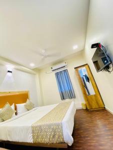 Postel nebo postele na pokoji v ubytování Hotel Alexa - Satellite Prahladnagar, Ahmedabad