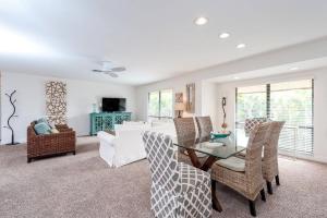 Телевизор и/или развлекательный центр в Sanibel Shells at Sea Bell