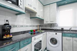 una cocina con lavadora y lavadora en Apartamento Tres Mares, en Gijón 16 fotos más