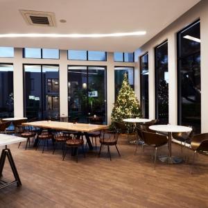 ein Zimmer mit Tischen und einem Weihnachtsbaum in einem Gebäude in der Unterkunft The Lakes Boutique Lodge in Pretoria