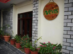 Um certificado, prémio, placa ou documento mostrado em Hotel Nevis