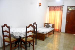 Letto o letti in una camera di Insa Guest House Kandy