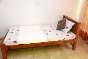Letto o letti in una camera di Insa Guest House Kandy