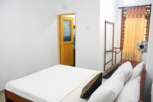 Letto o letti in una camera di Insa Guest House Kandy