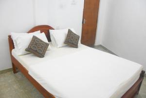 Letto o letti in una camera di Insa Guest House Kandy