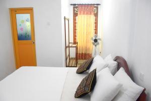 Letto o letti in una camera di Insa Guest House Kandy