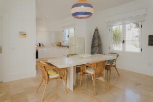 Una cocina con mesa de comedor y sillas. en Villa Ananda - Luxury Villa in Bahiazul, en Corralejo