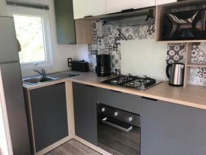 kuchnia z blatem ze zlewem i kuchenką w obiekcie mobil-home 4/6 pers w mieście Pont-Aven