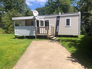 przyczepa mieszkalna z gankiem i zegarem w obiekcie mobil-home 4/6 pers w mieście Pont-Aven