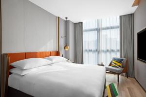 Letto o letti in una camera di Home2 Suite by Hilton Shenzhen Bao'an